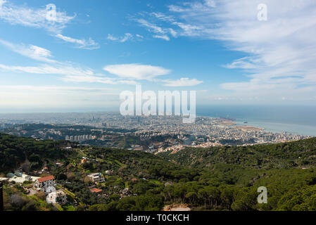 Panorama della skyline di Beirut, da Meitn in Libano. Achrafieh edifici e la porta Mafaa appaiono sulla riva del Mediterraneo. Foto Stock