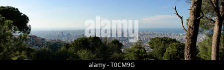 Panorama della skyline di Beirut, da Meitn in Libano. Achrafieh edifici e la porta Mafaa appaiono sulla riva del Mediterraneo. Foto Stock