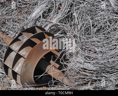 Riciclaggio di rottami di ferro e acciaio con sfondo di filo Foto Stock