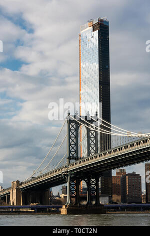 Il 80-story tall 'Uno Manhattan Square' edificio sorge sopra il ponte di Manhattan a New York City Foto Stock