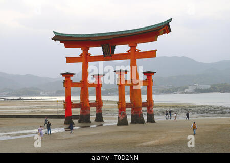 Il famoso torii gate del santuario di Itsukushima a bassa marea. Il grande cancello è sull'isola di Miyajima al di fuori della città di Hiroshima in Giappone. Ad alta marea per Foto Stock