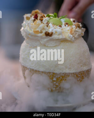 Il coreano Bingsu deserto vicino a mano versa l'azoto liquido Foto Stock