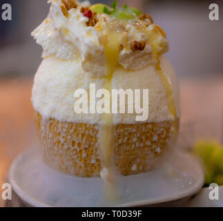 Bingsu deserto coreano close-up Dolce Latte condensato gocciolare la panna montata deserto coperto Foto Stock