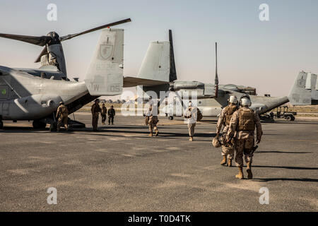 Stati Uniti Marines con scopi speciali Air-Ground Marine Task Force crisi comando Response-Central escort Marine Corps Lt. Gen. Giuseppe L. Osterman, comandante generale di I Marine Expeditionary Force, Sgt. Il Mag. James Porterfield, ho MEF sergente maggiore e Master Chief Petty Officer Michael J. Roberts, ho MEF il comando master chief petty officer, su una MV-22B Osprey assegnato a mezzo marino Tiltrotor Squadron 165 per visitare SPMAGTF-CR-CC Marines e marinai distribuito in tutto il centro di comando area di operazioni, Asia sud-ovest, 9 marzo 2019. SPMAGTF-CR-CC è composto da un elemento di comando, massa Foto Stock