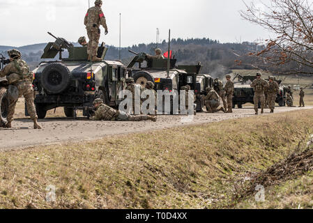 I soldati assegnati al primo plotone, 92ma la polizia militare azienda prepararsi per un convoglio Live Fire Esercizio sul campo 35, Baumholder zona di addestramento militare Baumholder, Germania, 11 marzo, 2019. La formazione è stata parte del plotone di certificazione. In varie iterazioni i soldati hanno imparato a condurre il fuoco in convoglio operazioni. (U.S. Foto dell'esercito da Erich Backes) Foto Stock