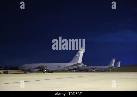 Te parcheggiato KC-135 aeromobile resto sulla linea di volo durante le prime ore del mattino al 171 Air Refuelling ala, un Pennsylvania Air National Guard stazione vicino Pittsburgh Pa. Marzo 11, 2019. (U.S. Air National Guard foto di Senior Master Sgt. Shawn Monaco) Foto Stock