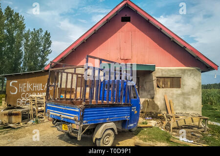 Srinagar, Jammu e Kashmir India: Data- Agosto 23, 2018: una a tre ruote auto parcheggiata di fronte una singola casa di Storeyed Foto Stock