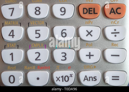 Chiusura del tastierino numerico di un bianco calcolatrice scientifica Foto Stock