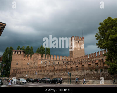 Vista della Torre di Castelvecchio, un castello del 1700, ora un museo civico Foto Stock