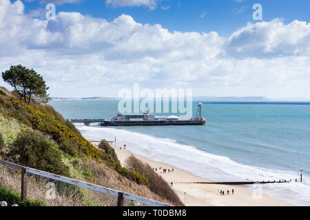 Vista del molo di Bournemouth da una scogliera su un mattino luminoso nel marzo 2019. Il Dorset, England, Regno Unito Foto Stock