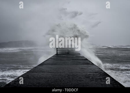 Un'onda si rompe sulla scogliera a Cricceith, Llyn Peninsula, il Galles del Nord durante la tempesta Hannah nel marzo 2019 Foto Stock