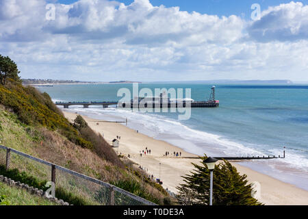 Vista del molo di Bournemouth da una scogliera su un mattino luminoso nel marzo 2019. Il Dorset, England, Regno Unito Foto Stock