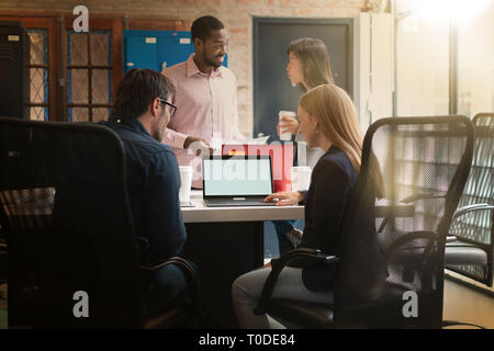 Il gruppo di colleghi che lavorano in ufficio moderno spazio Foto Stock