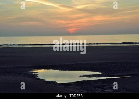 Tramonto, Bhagal Beach, Valsad, Gujarat, India, Asia Foto Stock
