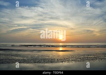 Tramonto, Bhagal Beach, Valsad, Gujarat, India, Asia Foto Stock