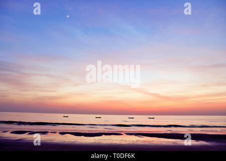 Tramonto, Bhagal Beach, Valsad, Gujarat, India, Asia Foto Stock