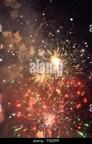 Fuochi d'artificio per il festival di Dussehra, Surat, Gujarat, India, Asia Foto Stock