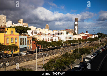 Vista dello Skyline di oltre il Barranco de Los Santos per il distretto della noria e la torre campanaria della chiesa dell Immacolata Concezione in Santa Cruz de Tene Foto Stock