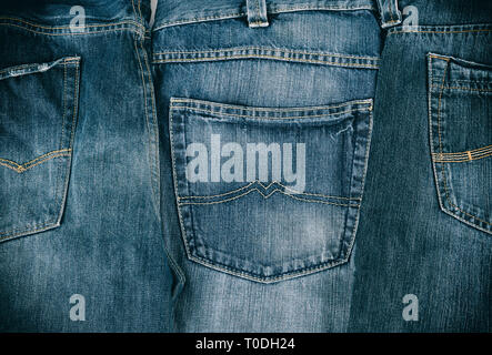 Diversi blue jeans classica piegato in una fila, tasca posteriore Foto Stock