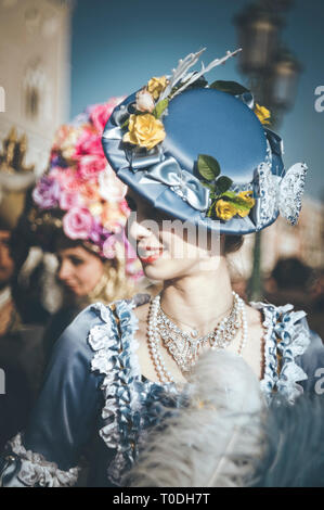 Donna mascherata durante il carnevale veneziano Foto Stock