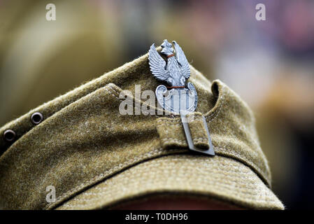 Eagle, della Polonia emblema sulla calotta di un soldato della seconda guerra mondiale durante la ricostruzione storica. Foto Stock