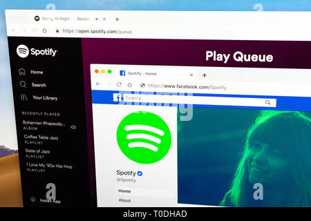 Spotify pagina coda e Spotify Facebook homepage in computer desktop browser Foto Stock