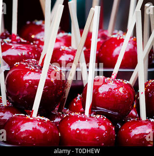 Rosso Candy Apple in vacanza Il mercato giusto closeup. Dolce tradizionale mele vetrato per halloween tratta. Foto Stock