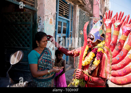 Donna abiti come dea Indù Kali, Tamil Nadu, India, Asia Foto Stock