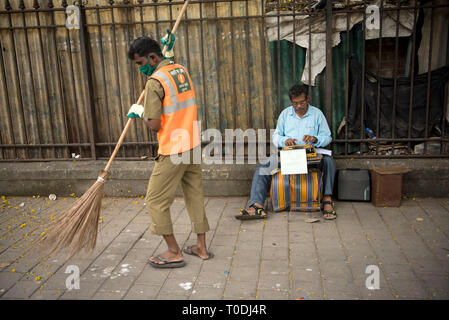 Typist seduta marciapiede, Mumbai, Maharashtra, India, Asia Foto Stock