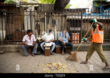 Typist seduta marciapiede, Mumbai, Maharashtra, India, Asia Foto Stock