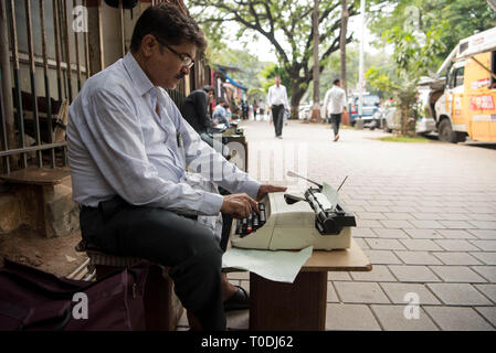 Typist seduta marciapiede, Mumbai, Maharashtra, India, Asia Foto Stock