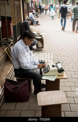 Typist seduta marciapiede, Mumbai, Maharashtra, India, Asia Foto Stock