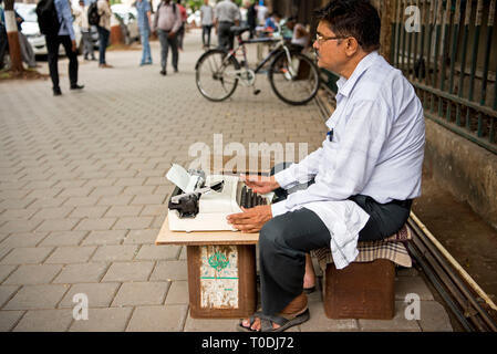 Typist seduta marciapiede, Mumbai, Maharashtra, India, Asia Foto Stock
