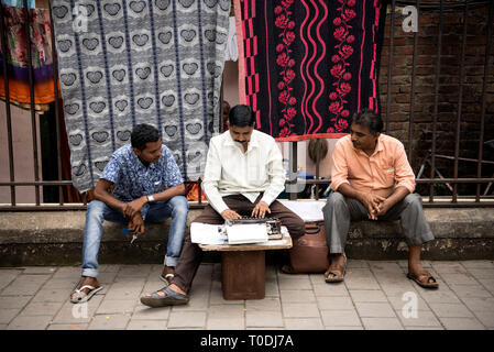 Typist seduta marciapiede, Mumbai, Maharashtra, India, Asia Foto Stock
