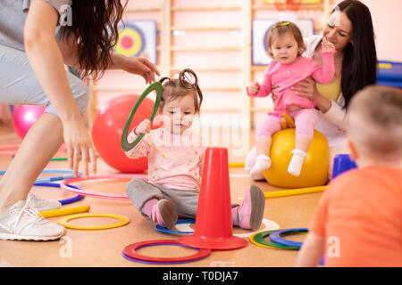 Vivaio neonati gruppo facendo sport nel fitness club Foto Stock