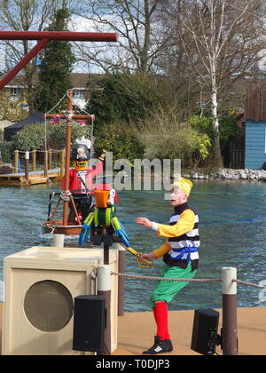 I pirati della baia di scheletro Mostra - giornalieri ricchi di azione spettacolo con attori in costume da pirata a Legoland Windsor Resort UK Foto Stock