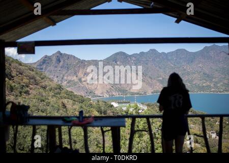 Esplorare San Pedro, lago Atitlan, Guatemala Foto Stock