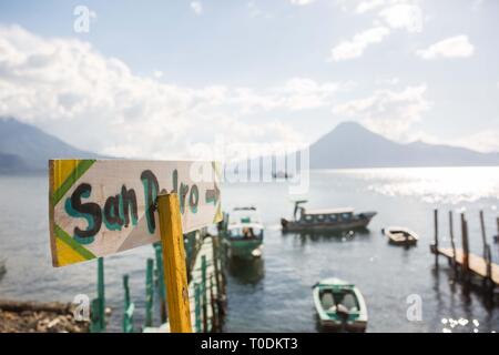 Esplorare San Pedro, lago Atitlan, Guatemala Foto Stock