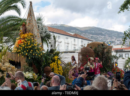 Funchal; Madera; Portogallo - aprile 22; 2018: parata annuale del il Festival dei Fiori di Madeira nella città di Funchal sull isola di Madeira. Il Portogallo. Foto Stock