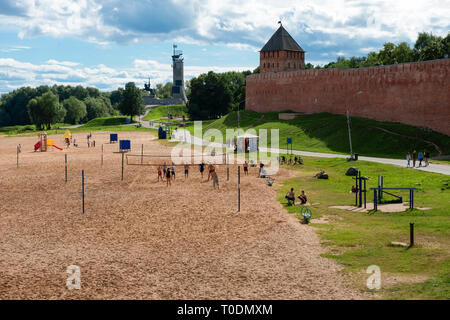 VELIKY Novgorod, Russia - Agosto 14, 2018: persone a giocare a pallavolo sulla spiaggia del fiume Vohov le mura del Cremlino Novgorod Foto Stock