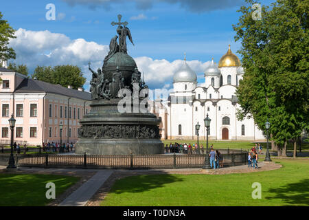 VELIKY Novgorod, Russia - Agosto 14, 2018: Monumento Millenario della Russia sullo sfondo di San Sophia cattedrale con i turisti a piedi lungo in summe Foto Stock