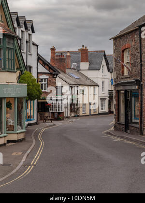 Porlock, Somerset, Inghilterra, Regno Unito - 30 Settembre 2018: passeggiando per High Street Foto Stock