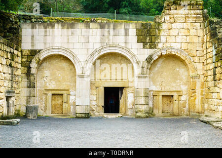 Kiryat Tivon, Israele - 13 Marzo 2019: la facciata della Grotta delle bare, un ebreo grotta sepolcrale del periodo romano, in Bet Shearim Parco Nazionale Foto Stock