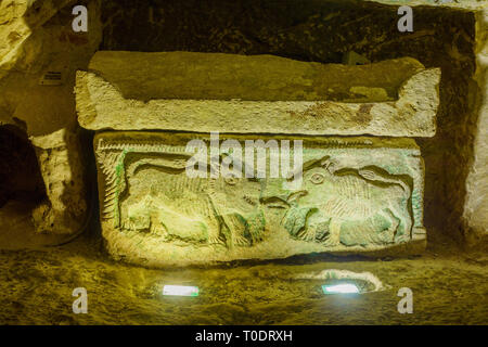 Kiryat Tivon, Israele - 13 Marzo 2019: Sarcofago (periodo romano bara) con sculture di due leoni, in una sepoltura ebraica grotta, in Bet Shearim P Nazionale Foto Stock