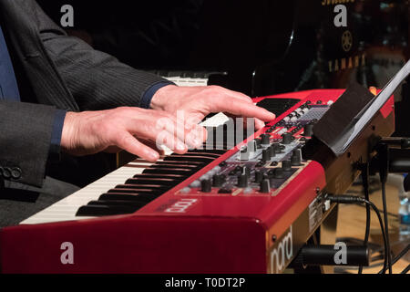 Roma, Italia. 16 Mar, 2019. Uno dei grandi italian jazz musicians, Marcello Rosa, trombonista, di gran lunga uno dei musicisti più importanti nella storia del jazz italiano, eseguita su 16/3/2019 presso la Casa del Jazz a Roma, proponendo il progetto "Arte Sincopata '. Un originale viaggio nella letteratura del Novecento, in cerca di jazz iscritto. Con lui sul palco, Filippo La Porta percussioni e voce narrante, Andrea Verlingieri sax tenore Paolo Tombolesi pianoforte, Steve Cantarano contrabbasso e Luca Monaldi tamburi.Paolo Tombolesi Credito: Leo Claudio De Petris/Pacific Press/Alamy Live News Foto Stock