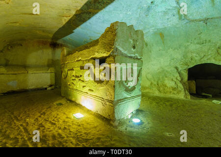 Kiryat Tivon, Israele - 13 Marzo 2019: Sarcofago (periodo romano bara) con sculture di due leoni, in una sepoltura ebraica grotta, in Bet Shearim P Nazionale Foto Stock