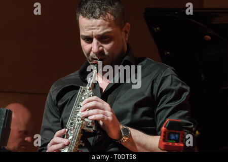 Roma, Italia. 16 Mar, 2019. Uno dei grandi italian jazz musicians, Marcello Rosa, trombonista, di gran lunga uno dei musicisti più importanti nella storia del jazz italiano, eseguita su 16/3/2019 presso la Casa del Jazz a Roma, proponendo il progetto "Arte Sincopata '. Un originale viaggio nella letteratura del Novecento, in cerca di jazz iscritto. Con lui sul palco, Filippo La Porta percussioni e voce narrante, Andrea Verlingieri sax tenore Paolo Tombolesi pianoforte, Steve Cantarano contrabbasso e Luca Monaldi tamburi. Andrea Verlingieri Credito: Leo Claudio De Petris/Pacific Press/Alamy Live News Foto Stock