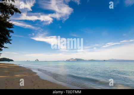 Estate seascape sulla tropicale koh Kradan island in Thailandia. Paesaggio scattate sul lungo principale sunrise beach con il blu del cielo e la sabbia bianca. Foto Stock