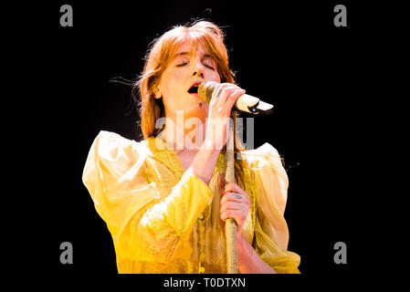 Torino, Italia. Xix Mar, 2019. Il musicista inglese, cantante, compositore e produttore Florence Leontine Mary Welch, conoscere meglio semplicemente come Firenze Welch o Firenze e la macchina, l'esecuzione dal vivo sul palco per la sua 'alta come speranza " tour in concerto a Torino, presso la Pala Alpitour. Credito: Alessandro Bosio/Pacific Press/Alamy Live News Foto Stock