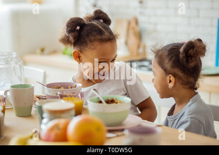 Piacere positivo internazionale dei bambini aventi insieme per la prima colazione Foto Stock